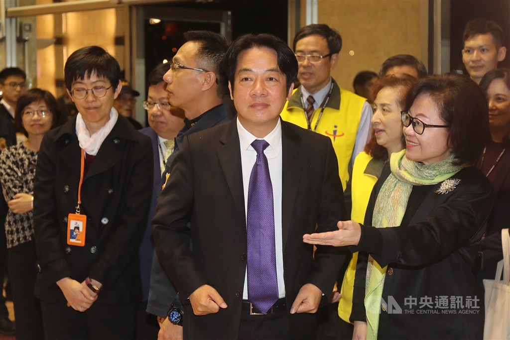 第15任總統副總統選舉進入倒數階段,民進黨副總統候選人賴清德(前中)20日晚間到公視,出席副總統候選人電視政見發表會。中央社記者裴禛攝 108年12月20日