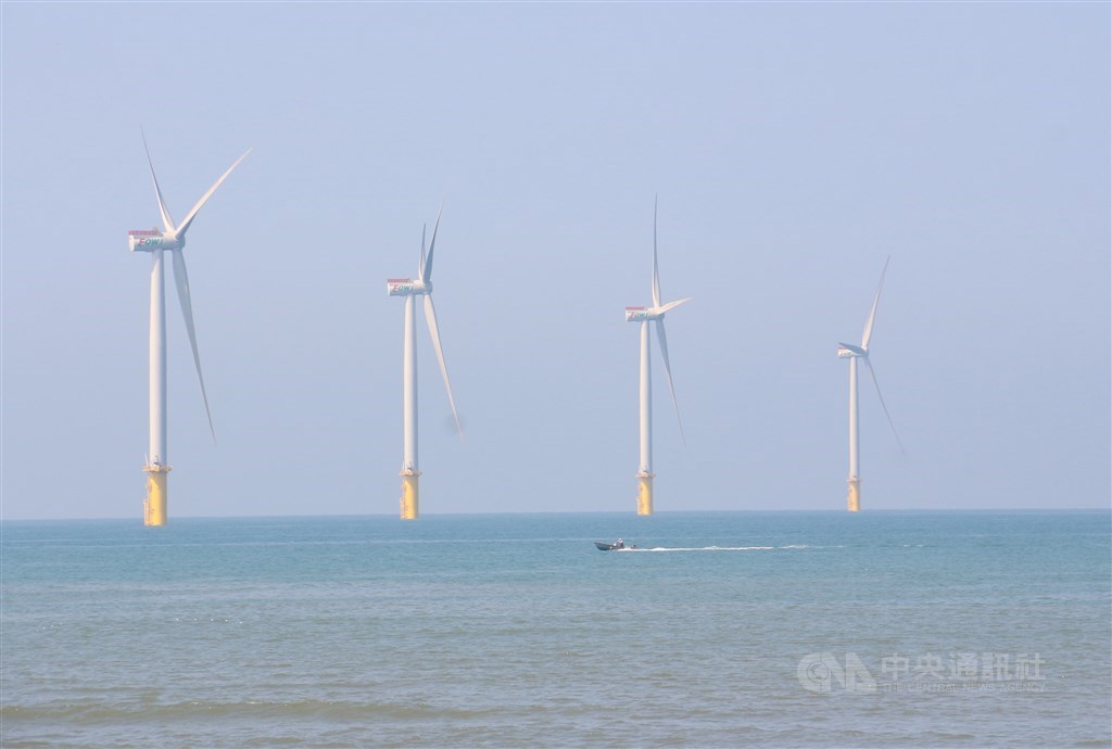 經濟部投審會統計,因美光、Google加碼對台投資,與風電商達德能源集團、沃旭投資風場建設挹注,2019年1到11月核准僑外投資金額較2018年同期增加19.97%。圖為由沃旭能源、JERA、麥格理綠投資集團及上緯投控共同開發的海洋風電離岸風場。(中央社檔案照片)