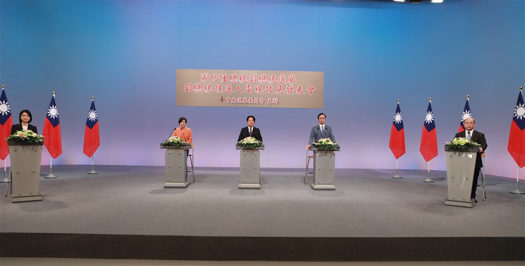 2020副總統候選人政見發表會20日晚登場,發言順序為張善政(右2)、賴清德(中)、余湘(左2)。(公視提供)