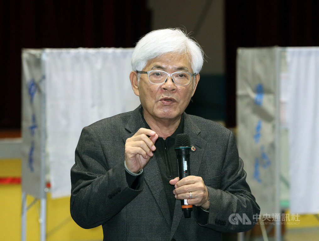 中央選舉委員會21日下午舉辦「第15任總統副總統及第10屆立法委員身心障礙模擬投票」,中選會主委李進勇提醒民眾投票時別忘了攜帶國民身分證、印章、投票通知單這「三寶」。中央社記者郭日曉攝 108年12月21日