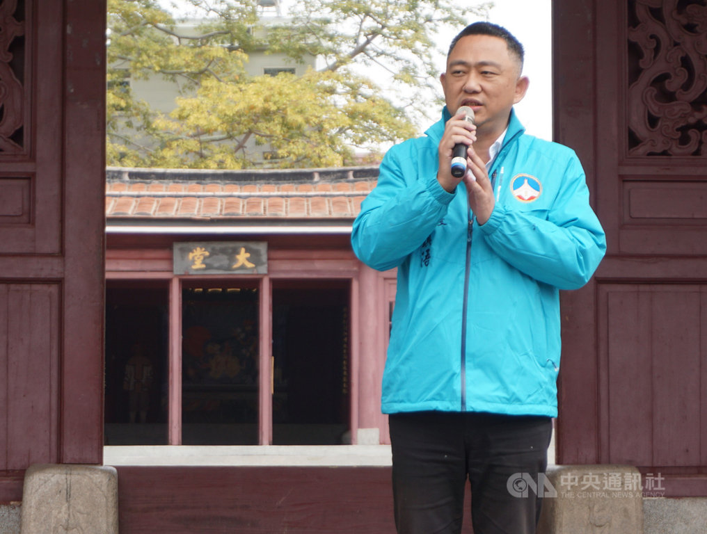 金門縣長楊鎮浯今21日和鄉親相約做公益,慶祝就職一週年,他表示,與其行禮如儀舉辦就職餐會,不如傳播正能量更有意義,盼大家共同幫助弱勢族群。中央社記者黃慧敏攝 108年12月21日