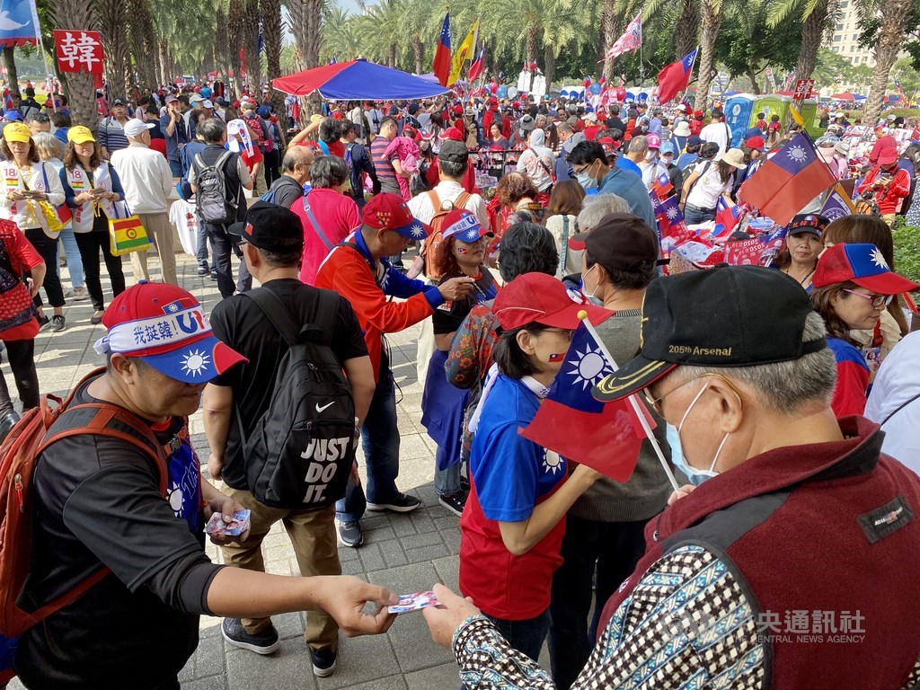 「南方崛起、高雄光榮週年慶大遊行」21日下午在北高雄登場,力挺國民黨總統候選人韓國瑜的支持者上午已在凹子底公園集結。中央社記者張皓安攝 108年12月21日