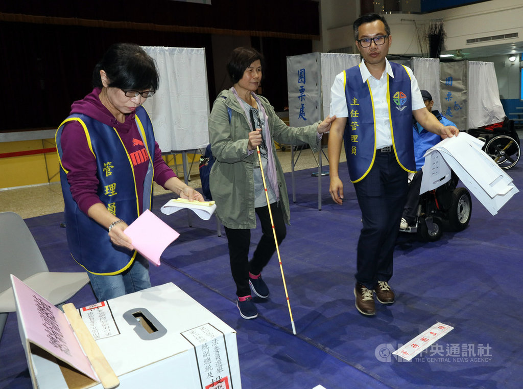 「第15任總統副總統及第10屆立法委員身心障礙模擬投票」21日下午在新北市新店區舉行,讓投票所工作人員演練身心障礙選舉人投票協助措施。中央社記者郭日曉攝 108年12月21日