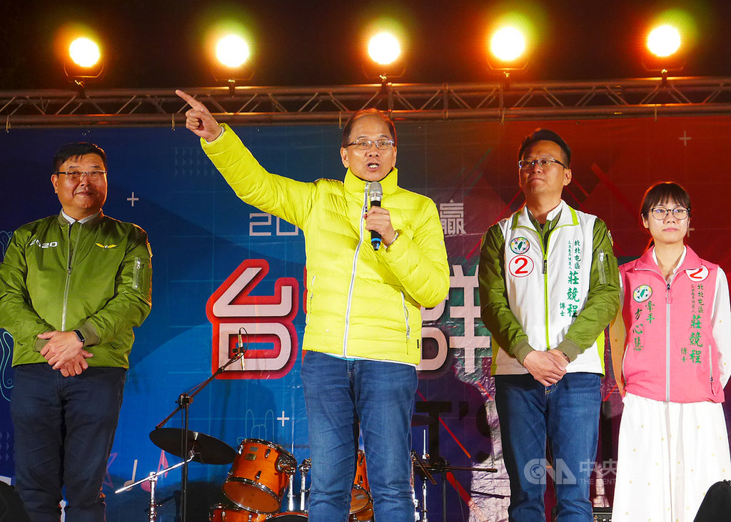 民進黨台中市立委參選人莊競程(右2)21日晚間舉辦「台灣群英會」活動,黨中央「護國保台」助選團總團長游錫堃(左2)現身力挺,全力拉抬選情。中央社記者郝雪卿攝 108年12月21日