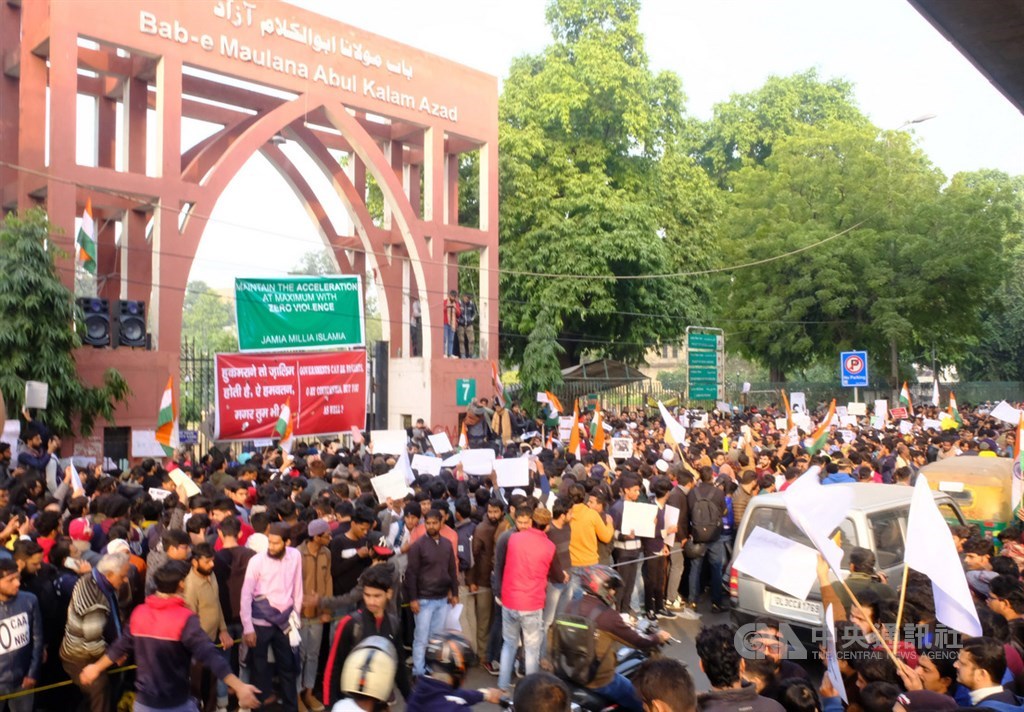 印度國立伊斯蘭大學18日繼續在校園兩側舉行反公民法修正案示威活動,沿路的幾個校門口成為臨時的民主講壇,由學生輪番上台提出訴求。中央社記者康世人新德里攝 108年12月18日
