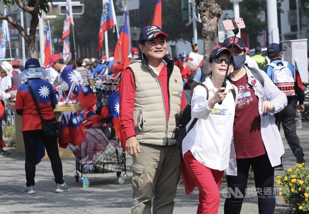 「南方崛起、高雄光榮週年慶大遊行」21日下午在北高雄登場,國民黨總統候選人韓國瑜支持民眾在凹子底公園集結,並拍照留念。中央社記者張皓安攝 108年12月21日