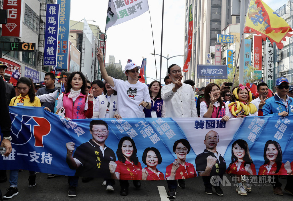 國民黨總統候選人韓國瑜陣營舉辦的「1221南方崛起、高雄光榮週年慶大遊行」21日下午在北高雄登場,國民黨副總統候選人張善政(前排左3)、韓國瑜全國競選總部主委朱立倫(前排右4)都到場。中央社記者張皓安攝 108年12月21日