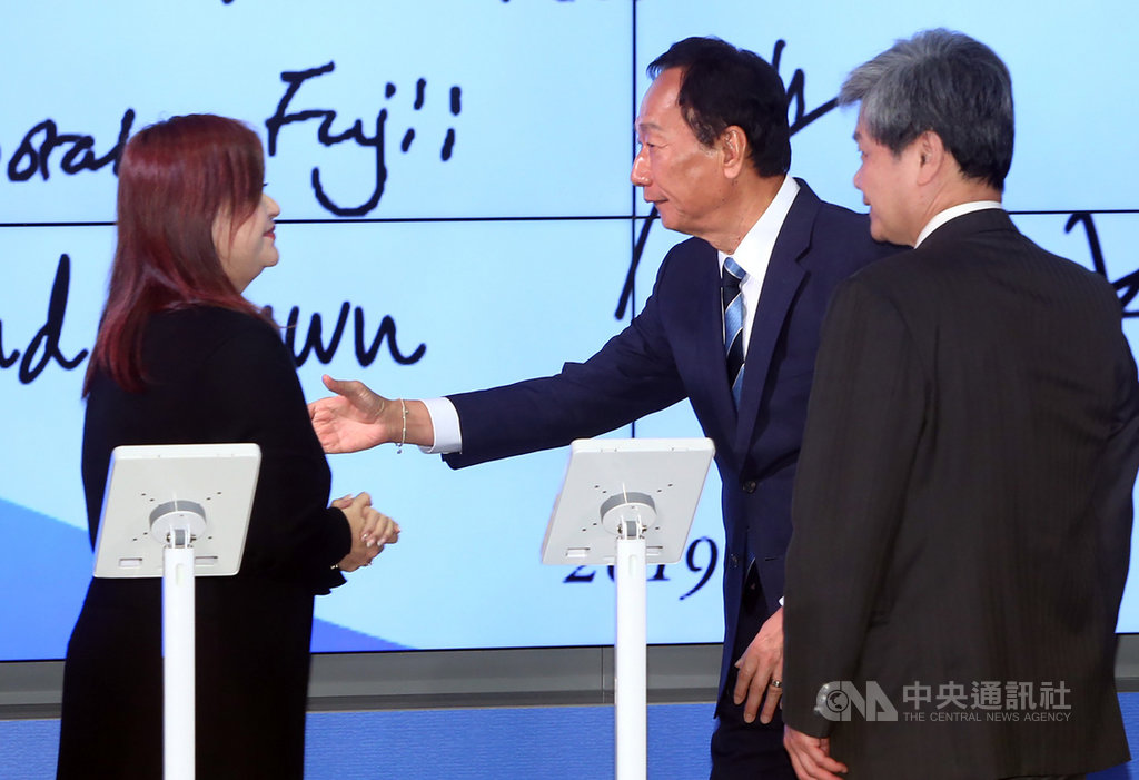鴻海集團創辦人郭台銘(右2)21日在台北出席永齡健康基金會、台大永齡健康研究院共同舉辦的「新醫療百年工程薪傳論壇」,會中主持與國際7大生技公司簽約合作儀式,並向各公司代表致意。中央社記者鄭傑文攝 108年12月21日
