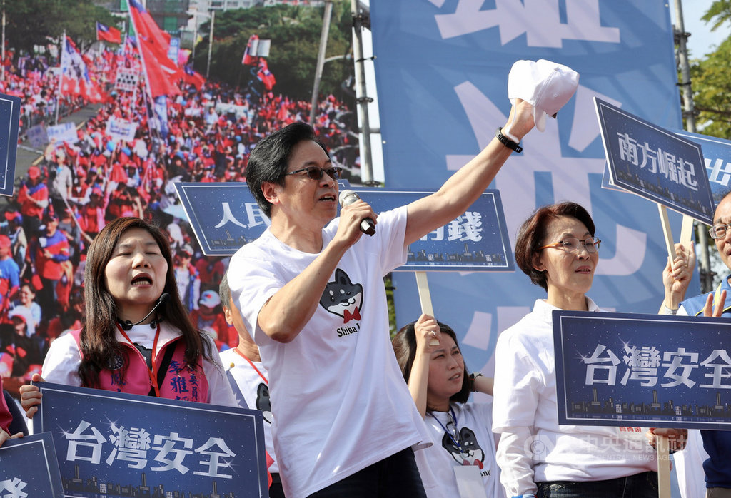 國民黨總統候選人韓國瑜陣營舉辦的「1221南方崛起、高雄光榮週年慶大遊行」21日在北高雄登場,國民黨副總統候選人張善政(前中)到場,向現場支持者喊話。中央社記者張皓安攝 108年12月21日