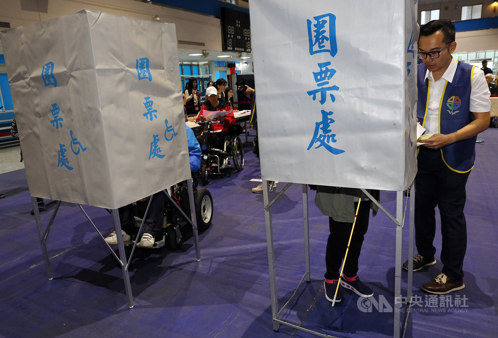中選會21日首度與身心障礙團體合辦模擬投票,邀請身心障礙選舉人親自體驗投票過程,中選會表示,這次在每個投票所將實施身障者、長輩、孕婦優先投票措施,也會有專人提供身障者協助。中央社記者郭日曉攝 108年12月21日