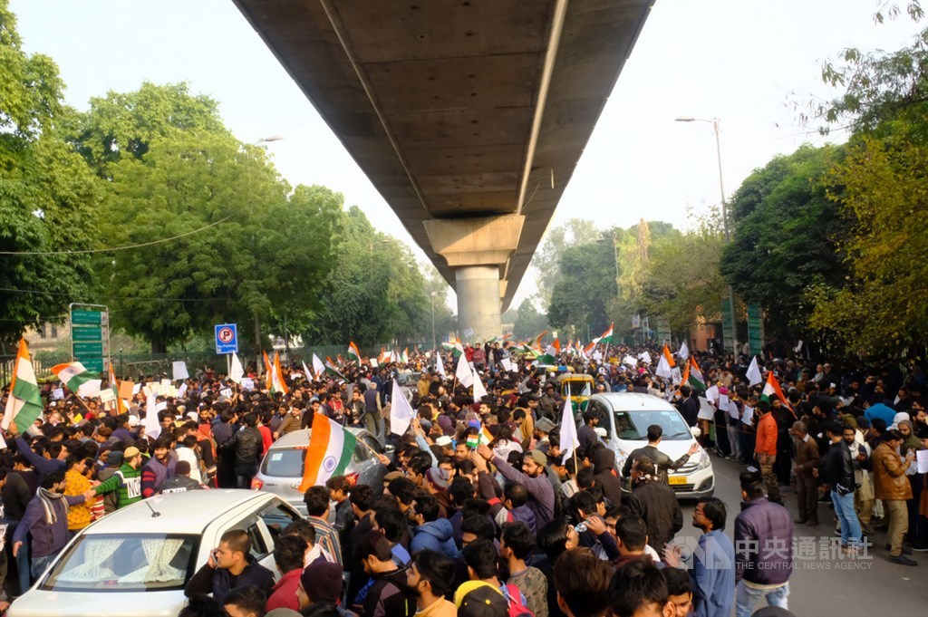 印度國立伊斯蘭大學18日繼續在校園兩側馬路旁舉行反公民法修正案示威活動,由於計畫長期抗爭到政府正面回應為止,學生自動維持秩序,開闢通道讓車輛通行。中央社記者康世人新德里攝 108年12月18日