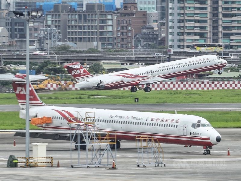 109年元旦起,民用航空運輸業超過26年的客機強制淘汰等8項交通新制上路。圖為遠航MD型飛機。(中央社檔案照片)