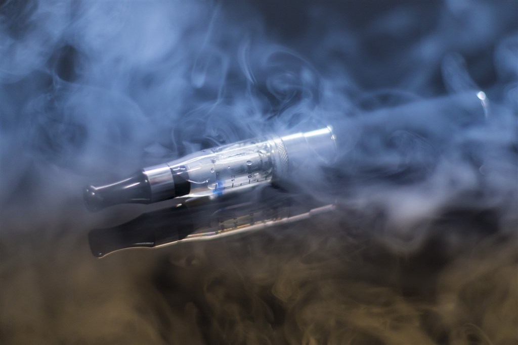 國際資料顯示,電子菸等新興菸品對兒少影響甚大,台灣雖擬修法禁新興菸品,卻壯志未酬,且因立院屆期不連續,法案得重提。(示意圖/圖取自Pixabay圖庫)
