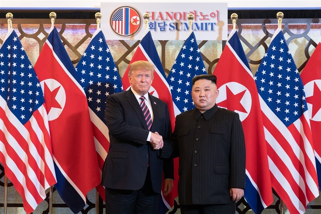 北韓新一波軍事威脅顯示,美國總統川普(左)與北韓領導人金正恩2018年6月首度於新加坡舉行峰會後,平壤的飛彈和核武能力都變得更加強大。圖為2019年2月在越南河內舉行的川金會。(圖取自facebook.com/WhiteHouse)