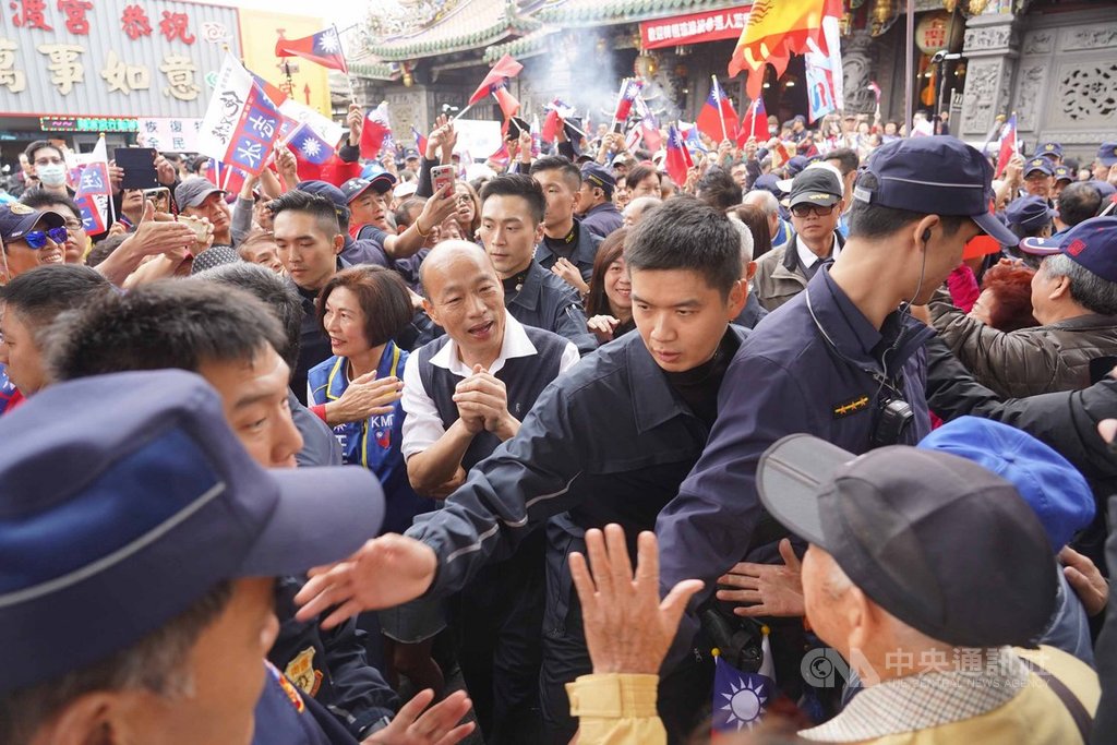 國民黨總統候選人韓國瑜(中)22日陪同立委參選人汪志冰(中左)在台北市關渡宮參拜造勢,向支持者拱手致意。中央社記者徐肇昌攝 108年12月22日