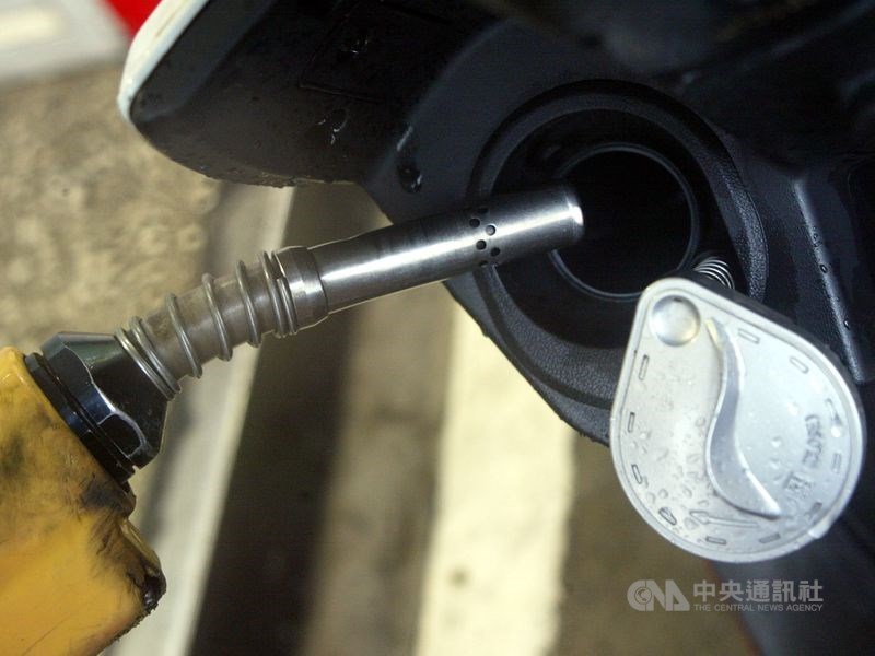 中油宣布,23日凌晨零時起,各式汽、柴油價格每公升分別調漲新台幣0.3及0.4元。(中央社檔案照片)