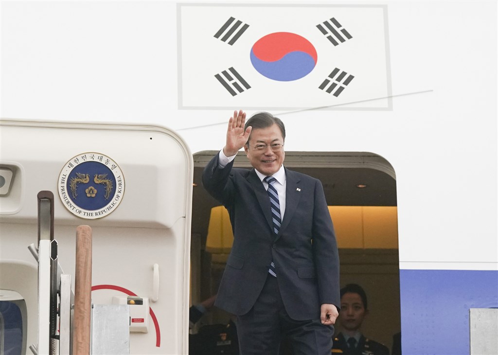 南韓總統文在寅23日起前往中國訪問2天,將出席在成都舉行的第8次中日韓領導人會議,相繼會晤中日兩國領袖。圖為文在寅23日搭機前往中國前揮手致意。(韓聯社提供)