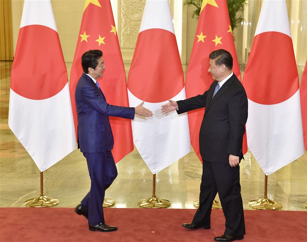 中國國家主席習近平(右)23日在北京會見日本首相安倍晉三。(共同社提供)