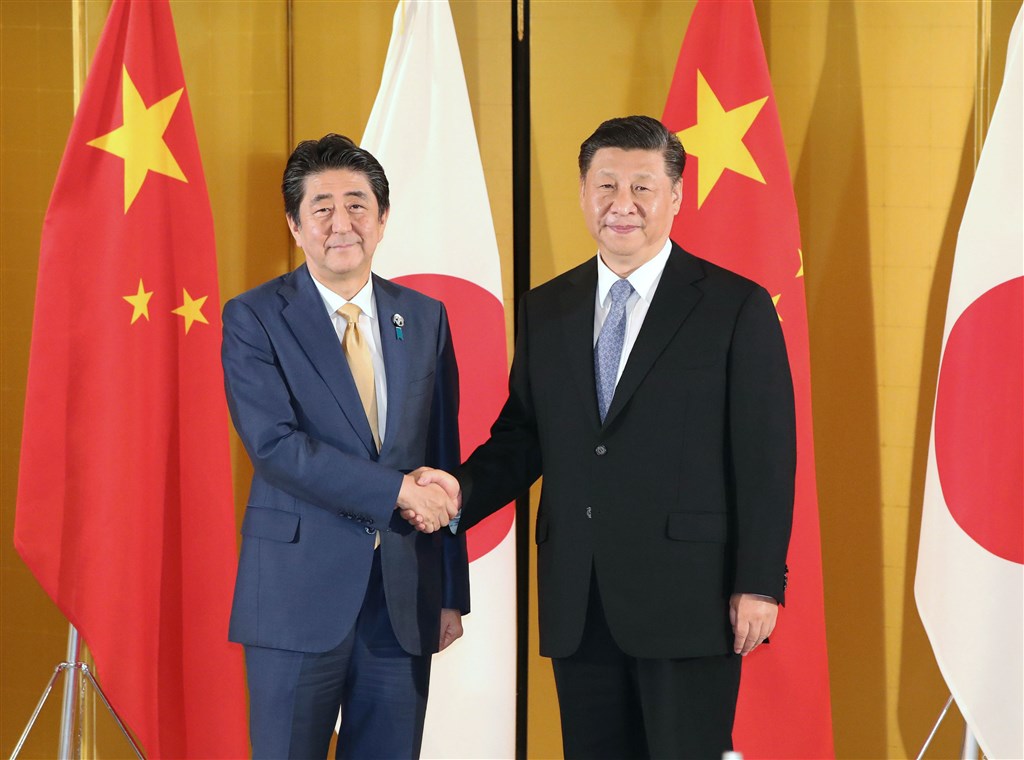 日本、中國及南韓3國峰會24日在中國四川省成都市正式登場,日本首相安倍晉三(左)23日啟程前往中國,下午先在北京與中國國家主席習近平(右)舉行雙邊會談。(檔案照片/共同社提供)