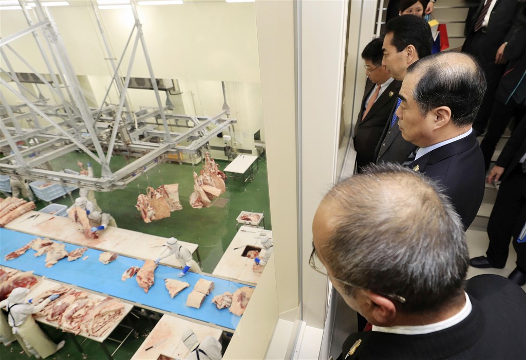 根據中國海關總署官網文件,19日起解除日本狂牛症及口蹄疫禁令,意即日本牛肉時隔18年重回中國市場。圖為11日中國駐日大使孔鉉佑(前排數來第2人)視察宮崎縣的牛肉加工設施。(檔案照片/共同社提供)
