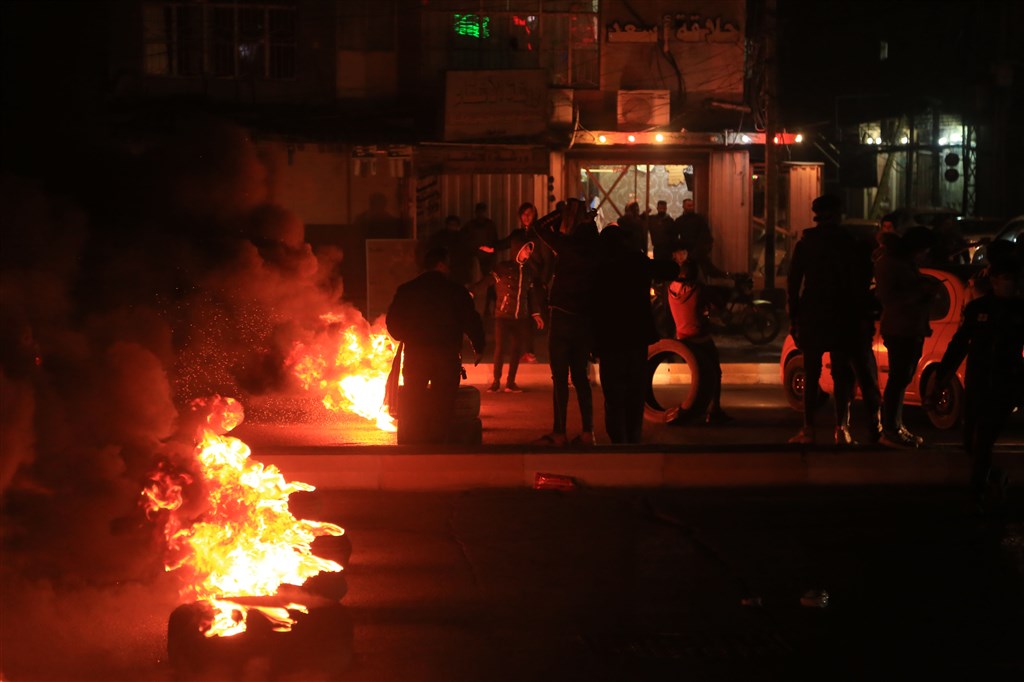 伊朗11月15日爆發抗爭,不到兩週期間內大約1500人死亡。圖為伊朗示威者22日在抗議中燃燒輪胎。(法新社提供)