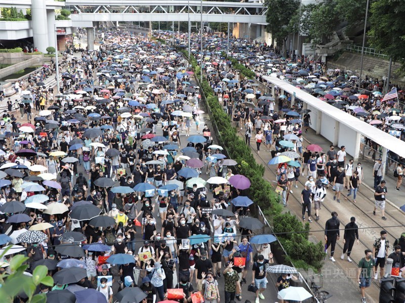 金融時報22日發表文章指出,「Be water」的理念不只影響香港,更進一步影響了今年全球各地的示威。圖為9月15日反送中遊行。(中央社檔案照片)