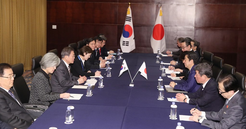 日本首相安倍晉三(右3)24日與南韓總統文在寅(左3)會談時說,有關以北韓問題為首的安全保障問題,日韓、日美韓合作極為重要。(韓聯社提供)