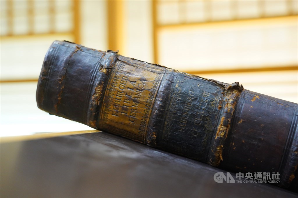 華人藏書家族「澄定堂」近年陸續將一些西洋古籍善本、首刷版以寄存方式,移藏到國家圖書館。圖為西元1486年的「科貝格聖經」,科貝格是15世紀德國地區最重要的出版家和印刷師傅,買下科隆聖經109塊雕版在紐倫堡進行印刷,為基督教印刷史上的一座標竿。中央社記者徐肇昌攝 108年12月24日