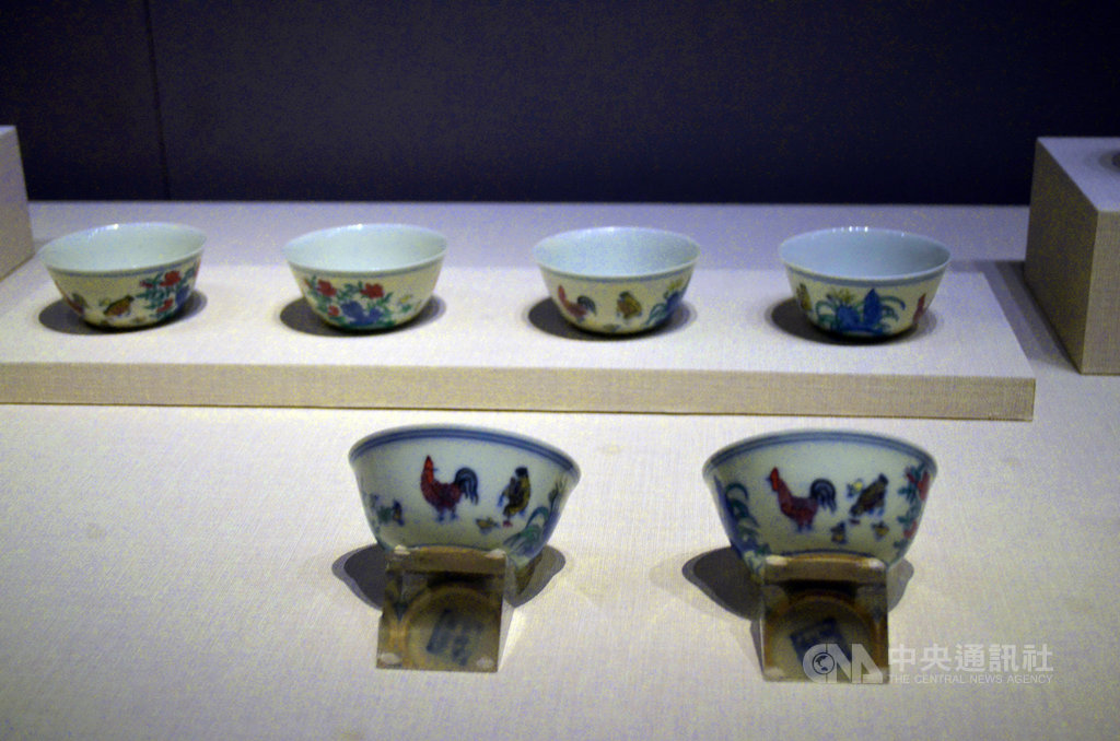 故宮南院25日將推出「皇帝的多寶格」特展,展出619件珍奇古玩,主要亮點是6件稀世珍品「鬥彩雞缸杯」,明朝成化官窯的稀世頂級之作,是皇帝御用酒杯,傳世數量稀少,在藝術拍賣市場具有天價行情。中央社記者蔡智明攝 108年12月24日