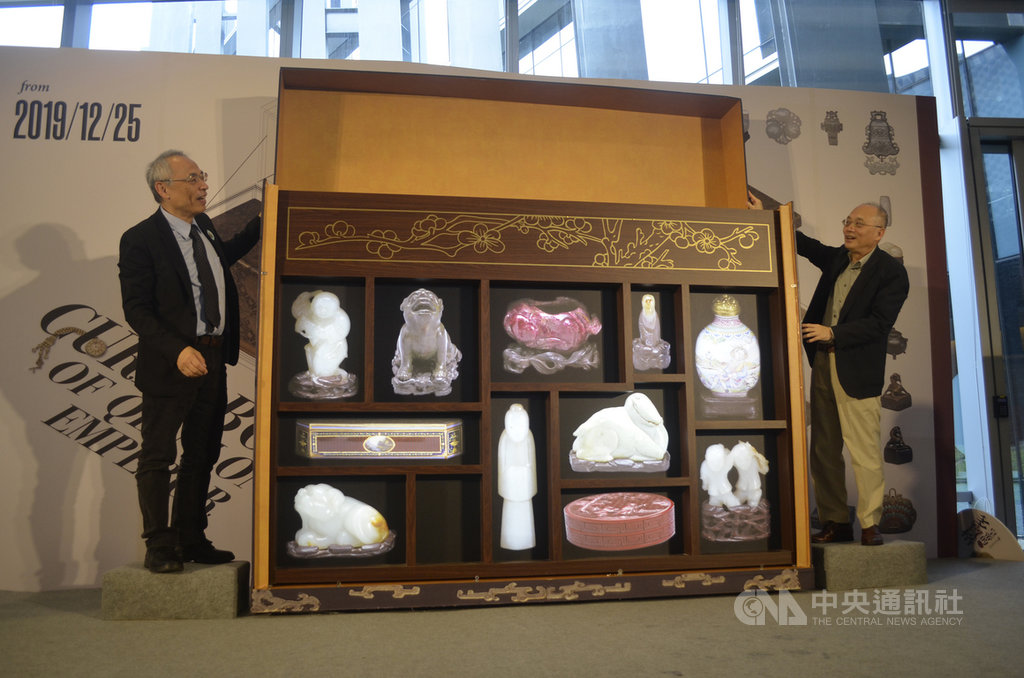 國立故宮博物院院長吳密察(右)24日與日本大阪市立東洋陶瓷美術館長出川哲朗(左),共同主持故宮南院博物館「皇帝的多寶格」特展開幕儀式。中央社記者蔡智明攝 108年12月24日