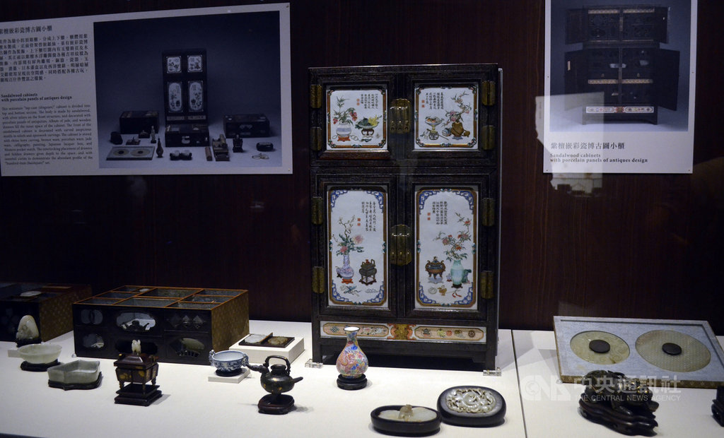 故宮南院25日將推出「皇帝的多寶格」特展,策展人表示,「多寶格」是貯放許多珍奇古玩的箱匣,匣盒的設計極盡巧思,每件珍玩都是精巧寶物。中央社記者蔡智明攝 108年12月24日