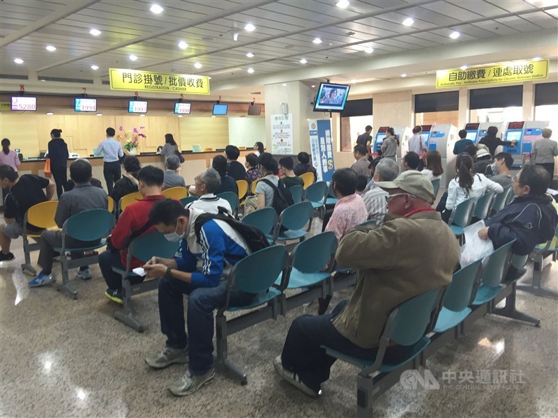 疾管署宣布流感進入流行期,上週超過10萬人次因類流感就醫。(中央社檔案照片)
