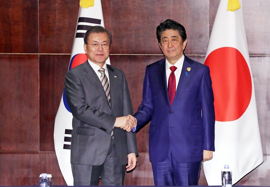 日中韓3國峰會24日在中國四川省成都市登場,日本首相安倍晉三(右)下午與南韓總統文在寅舉行雙邊會談。(韓聯社提供)