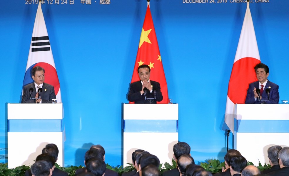 文在寅(左)24日在中國成都世紀城新國際會展中心出席第8次韓中日領導人會議,與李克強(中)、安倍晉三(右)於會後召開聯合新聞發布會。(韓聯社提供)