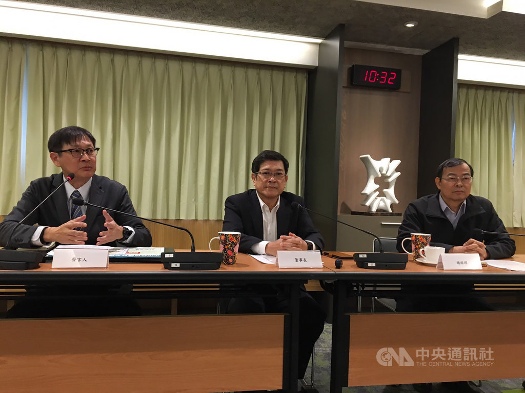 台中市政府25日宣布將撤銷中火2部機組燃煤許可證。台電董事長楊偉甫(中)親上火線表示,對秋冬供電並無太大影響,但夏季若減少一部機組,影響備轉容量率約1.8%,夏季備轉容量率恐低於10%,亮起代表供電吃緊的黃燈。中央社記者蔡芃敏攝 108年12月25日