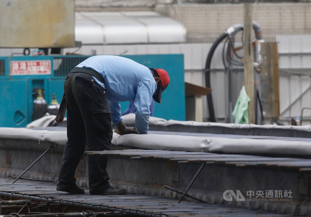 基本工資將從109年元旦起調升,月薪部分從現行新台幣2萬3100元調漲700元至2萬3800元,漲幅3.03%;時薪部分則由現行150元調升至158元,調幅5.33%。中央社記者董俊志攝 108年12月25日