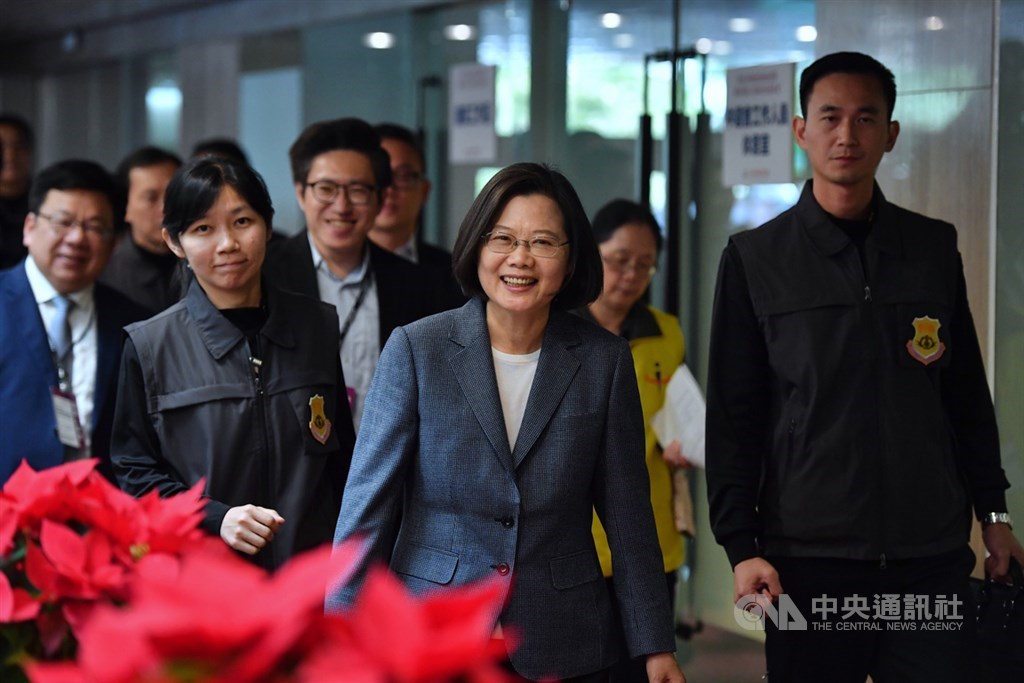 2020總統候選人第2場電視政見發表會25日下午在中視舉行,民進黨總統候選人蔡英文(前中)微笑步入會場。中央社記者王飛華攝 108年12月25日