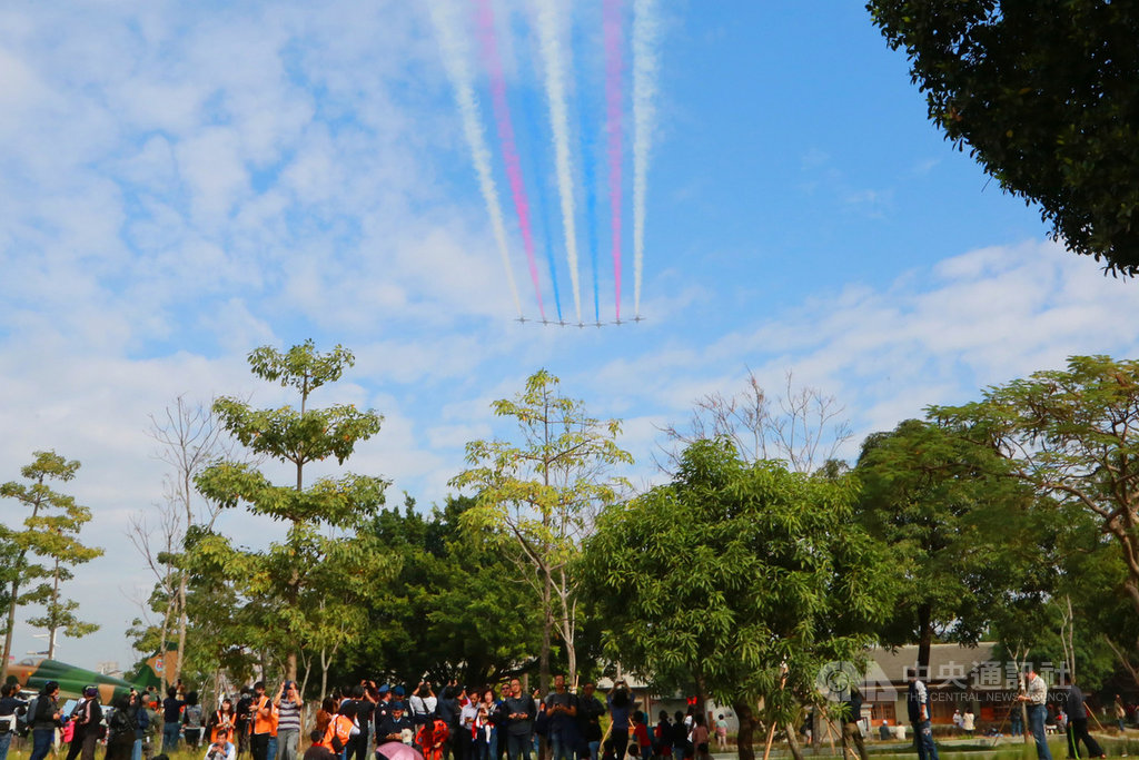 台南市水交社文化園區25日開幕,雷虎小組7機大雁隊形衝場表演,吸引眾人目光。(台南市政府提供)中央社記者張榮祥台南傳真 108年12月25日