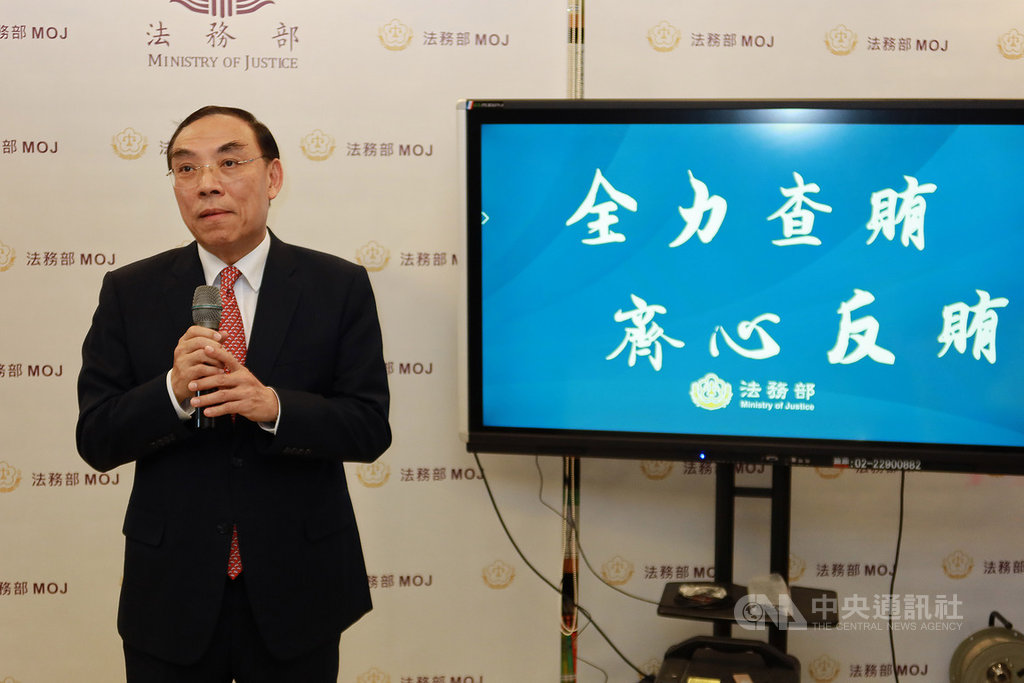 法務部長蔡清祥(圖)25日表示,選舉進入白熱化階段,執法單位已繃緊神經,希望全國民眾共同張大眼睛,隨時提供違法事證以利執法單位迅速查察,共同維護乾淨選風。中央社記者蕭博文攝 108年12月25日
