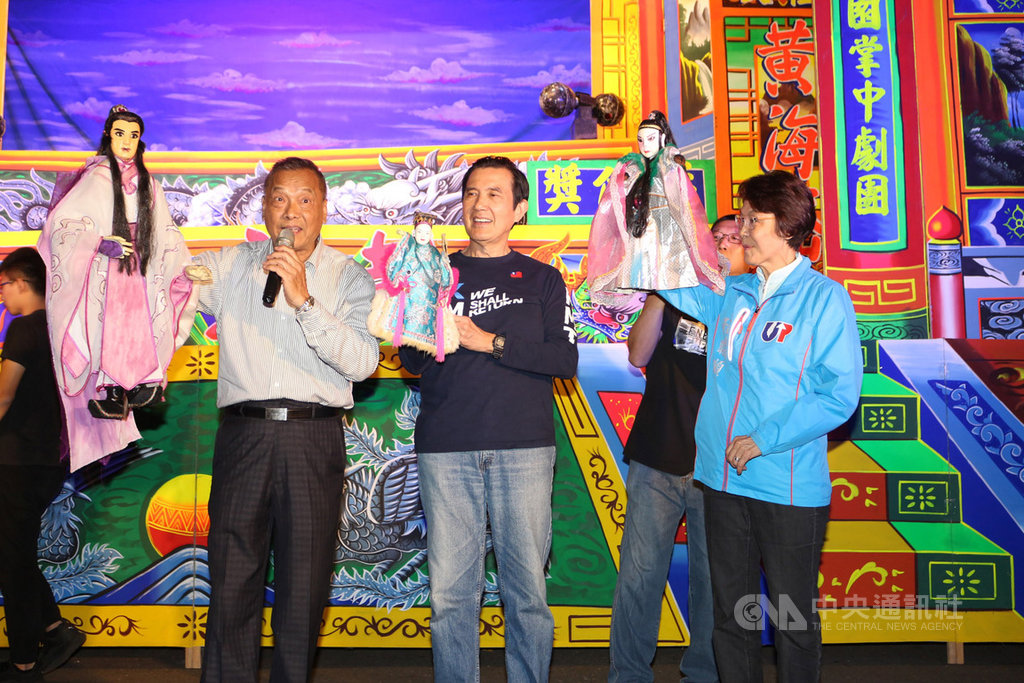 前總統馬英九(前左2)25日晚間到高雄,陪同國民黨高雄市立委參選人黃昭順(前右)赴楠梓右昌三山國王府前廣場共賞布袋戲,並為黃昭順拉抬選情。(黃昭順競總提供)中央社記者王淑芬傳真 108年12月25日