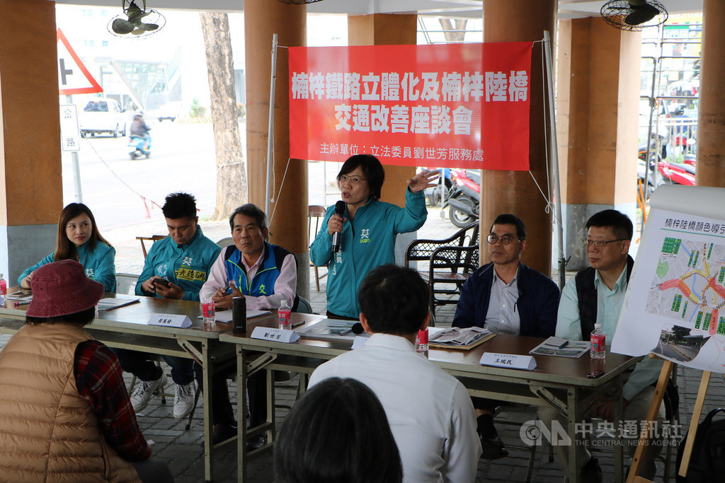 民進黨高雄市立委參選人劉世芳(立者)25日邀交通相關學者、官員等出席座談會,把脈楠梓交通及鐵路地下化延伸案,盼有效解決交通障礙。(劉世芳競總提供)中央社記者王淑芬傳真 108年12月25日