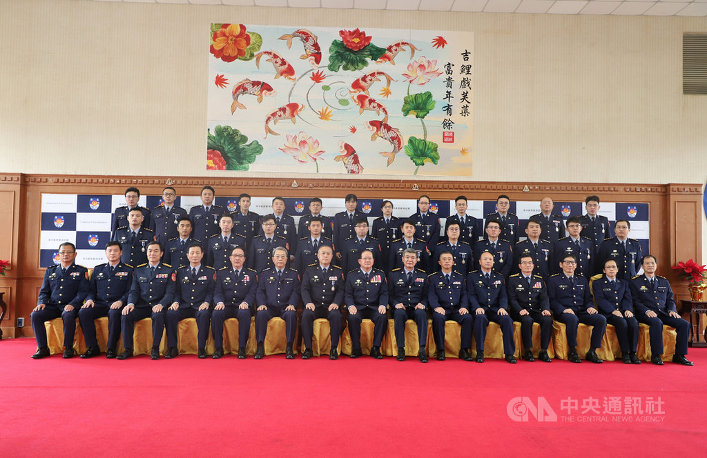 海洋委員會海巡署25日舉行定期晉任陞任布達授階暨授勳典禮,海巡署長陳國恩(前排左8)致詞時提到,人員這一年面對非洲豬瘟疫情的威脅,皆秉持滴水不漏、防堵百分百的精神,堅守國境前線安全,值得表揚。(海巡署提供)中央社記者黃麗芸傳真 108年12月25日