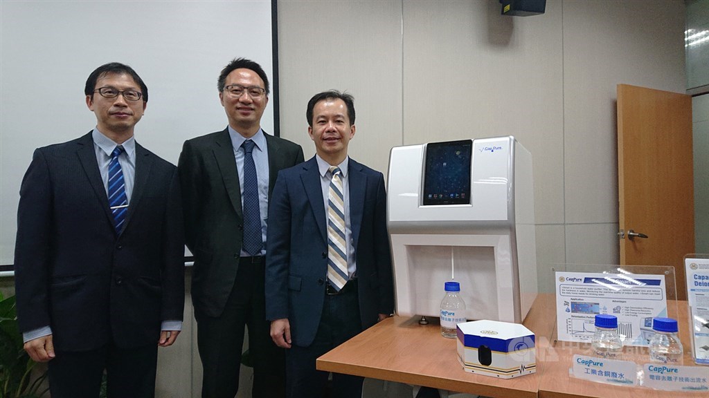台灣大學化學工程學系教授吳嘉文(左)、環境工程學研究所副教授侯嘉洪(中)的創新水技術領先國際,且有望解決產業缺水問題,圖右為科技部工程技術研究發展司司長徐碩鴻。中央社記者潘姿羽攝 108年12月25日