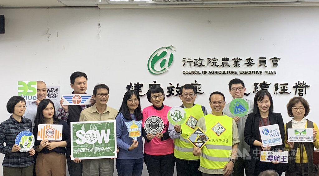 農業委員會特有生物研究保育中心25日在記者會中指出,費時8年,特生中心成立的路殺社與多個道路管理單位合作,匯集全台16萬筆動物路殺時空資料,歸納出116個動物路殺好發路段,透過公私合力,結合民間科技業巧思,開發出全球第一個具有路殺熱點路段提醒功能的App及導航系統。中央社記者楊淑閔攝 108年12月25日