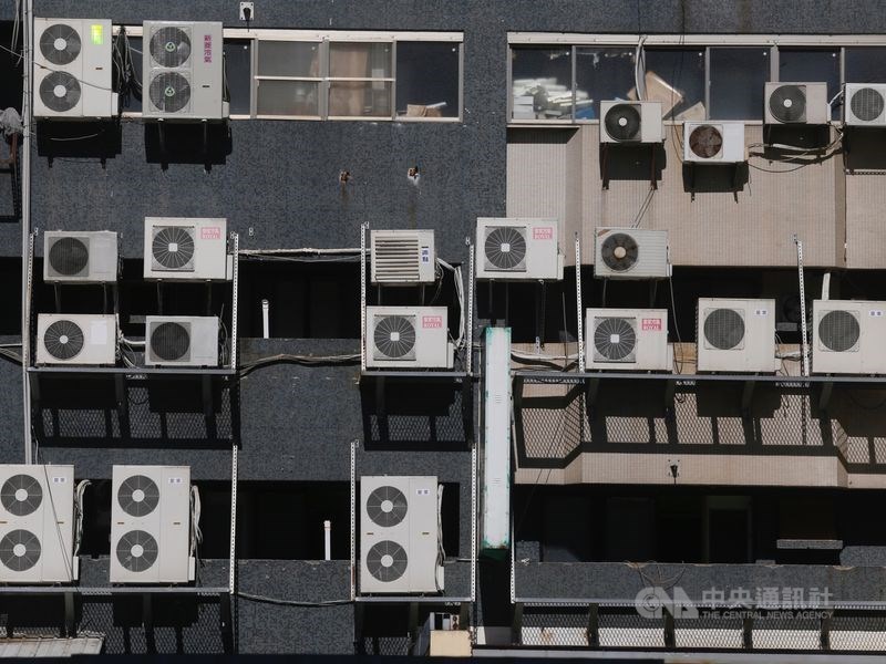 中市政府25日宣布將撤銷中火2部機組燃煤許可證。台電董事長楊偉甫表示,夏季若減少一部機組,備轉容量率恐低於10%,亮起代表供電吃緊的黃燈。(示意圖/中央社檔案照片)
