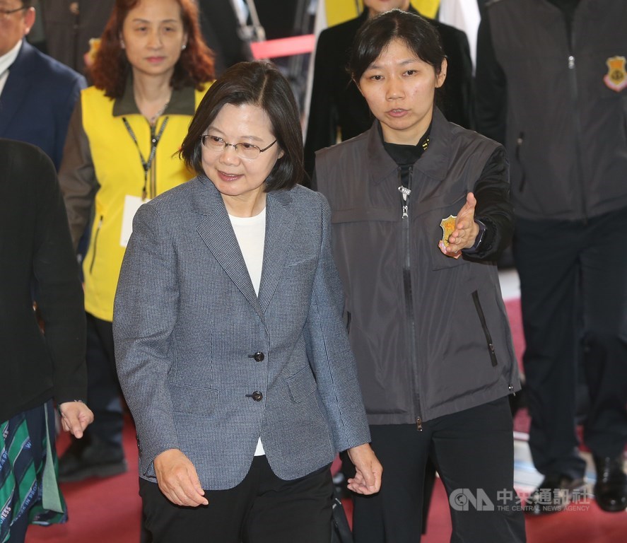 2020總統候選人第2場電視政見發表會25日下午在中視登場,民進黨總統候選人蔡英文(前左)抵達會場。中央社記者鄭傑文攝 108年12月25日