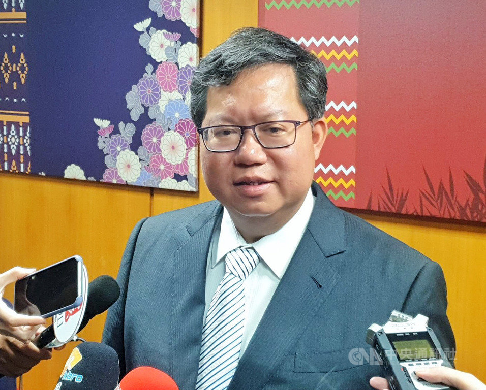 桃園市長鄭文燦(圖)25日出席市政會議後受訪表示,擔任市長的職務,在就職週年還是以市政行程為主,對於台北市長柯文哲與高雄市長韓國瑜,在六都施政滿意度調查敬陪末座,鄭文燦說,因為他們分心了。中央社記者吳睿騏桃園攝 108年12月25日