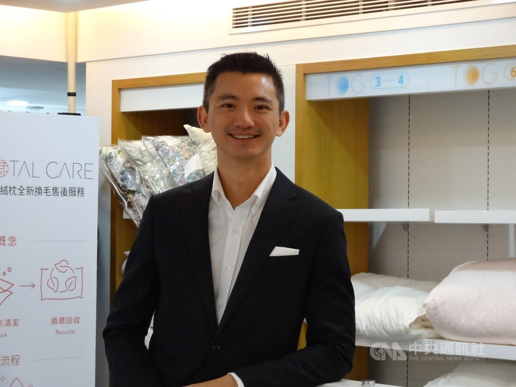 合隆毛廠第五代接班人、七年級生的合隆羽藏董事長陳彥誠表示,已經研發出枕心羽絨可更新、枕頭布可協助清潔的新作法,並與台灣紡織產業綜合研究所合作推廣「可循環紡織品」,孕育綠色消費。中央社記者楊淑閔攝 108年12月26日