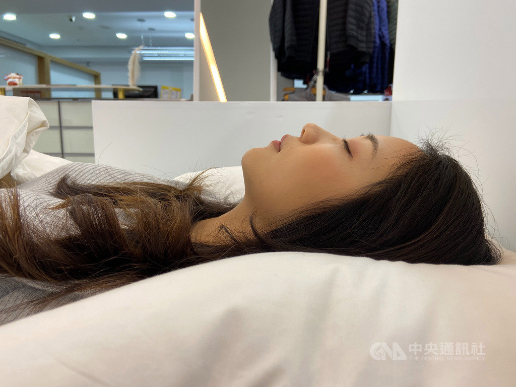 合隆毛廠是農委會推動CAS羽絨唯二廠商之一,第五代接班人打造可回收枕,讓枕心羽絨再運用產製並清楚標示占比;業者也分享挑枕頭的秘訣,使用者平躺後,額頭跟下巴呈現水平線時,就是最佳支撐狀態。中央社記者楊淑閔攝 108年12月26日