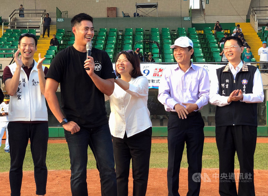2019年第22屆諸羅山盃國際軟式少年棒球邀請賽閉幕典禮26日舉行,旅美投手陳偉殷(左2)驚喜現身,他致詞勉勵小球員,雖然輸給日本,但不要氣餒,還有很多機會可以贏,希望繼續努力加油。中為嘉義市長黃敏惠。中央社記者黃國芳攝 108年12月26日